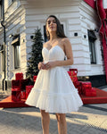 Rochie de ocazie albă scurtă cu corset și fustă evazată, perfectă pentru evenimente speciale.