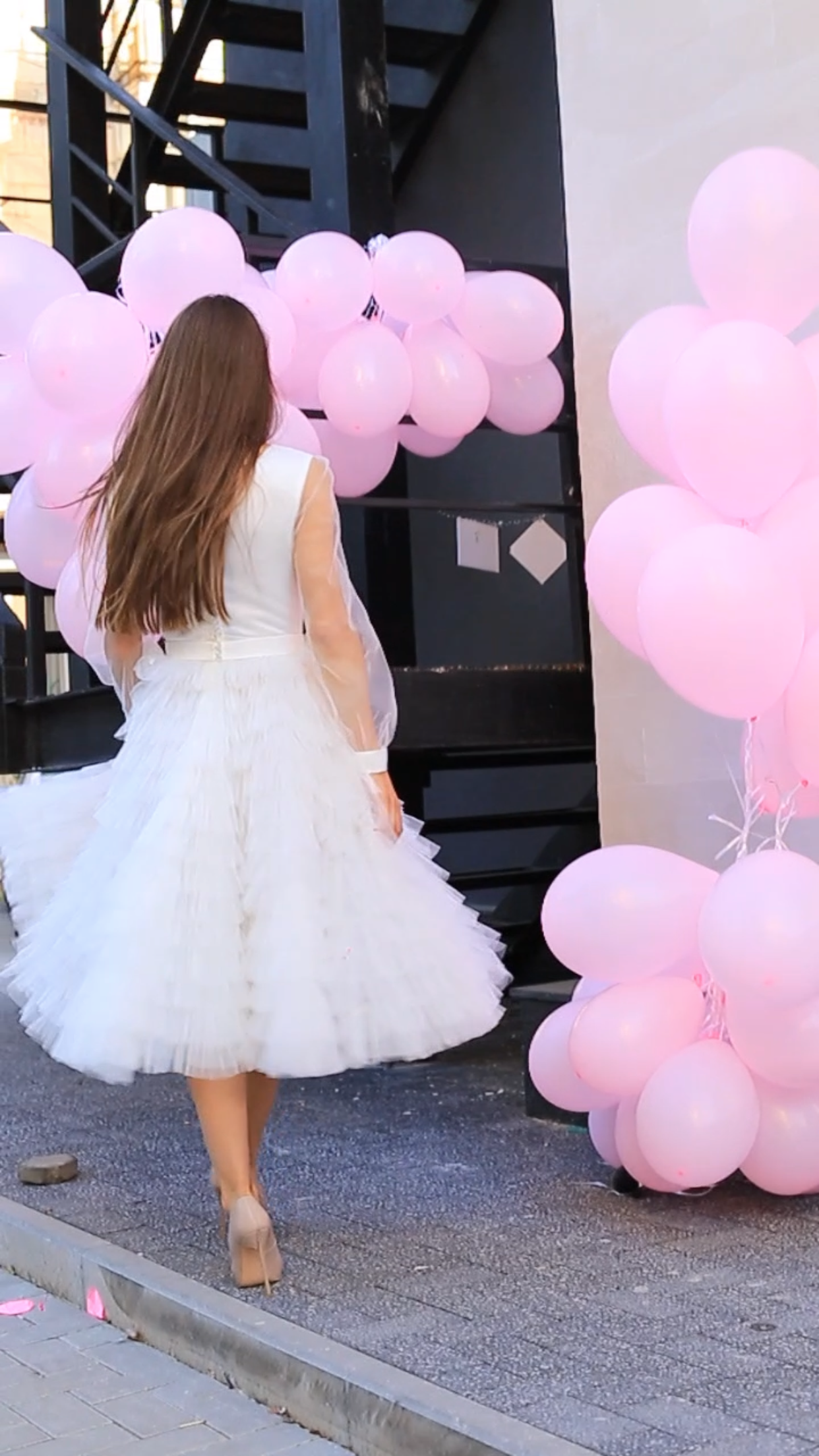 Civil wedding dress with neckline, sleeves and ruffles