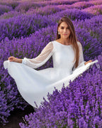 Rochie cununie civila midi din satin regal cu mâneci lungi, purtată într-un câmp de lavandă.