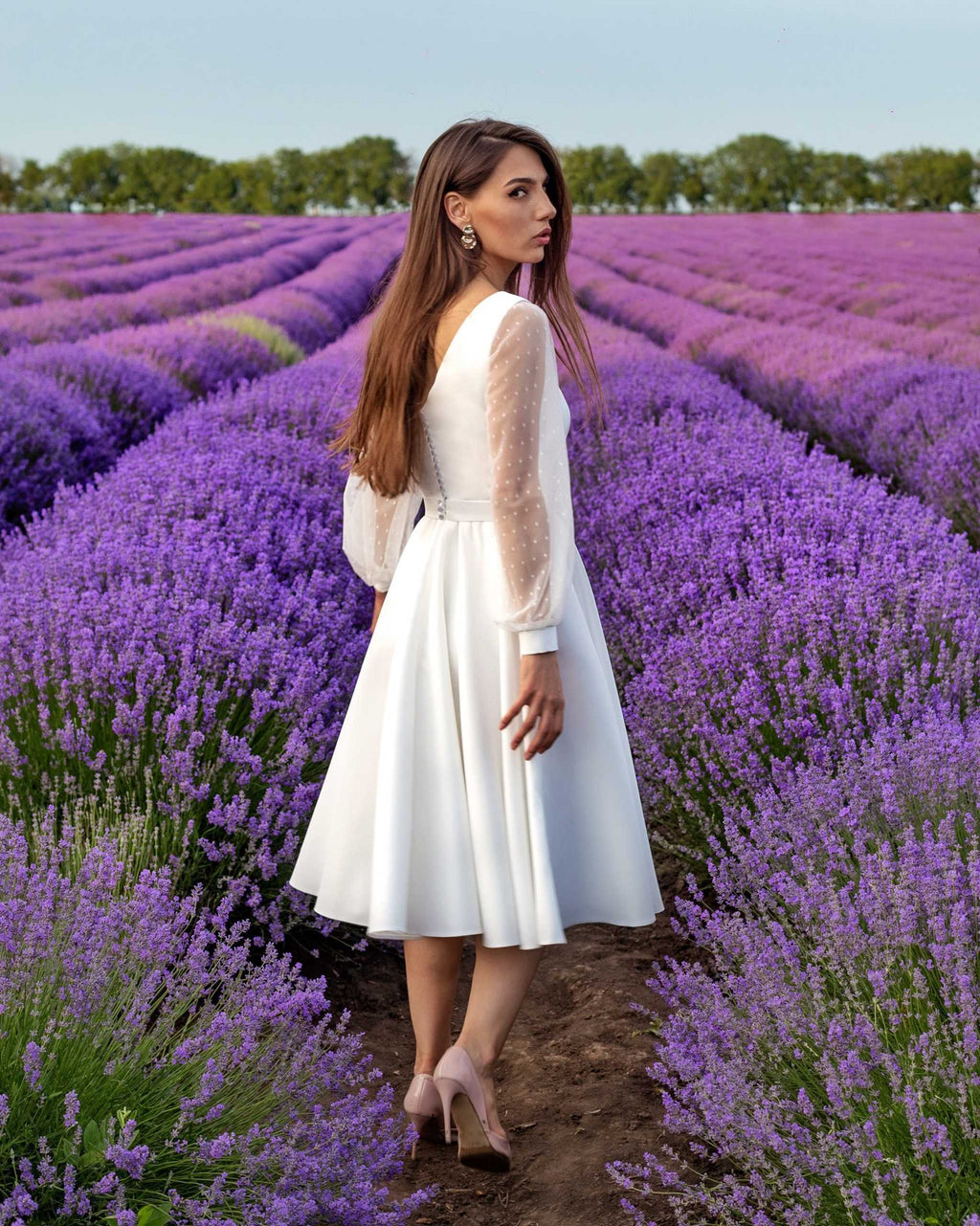 Rochie cununie civila midi din satin alb cu mâneci lungi, cordon detașabil, într-un câmp de lavandă.