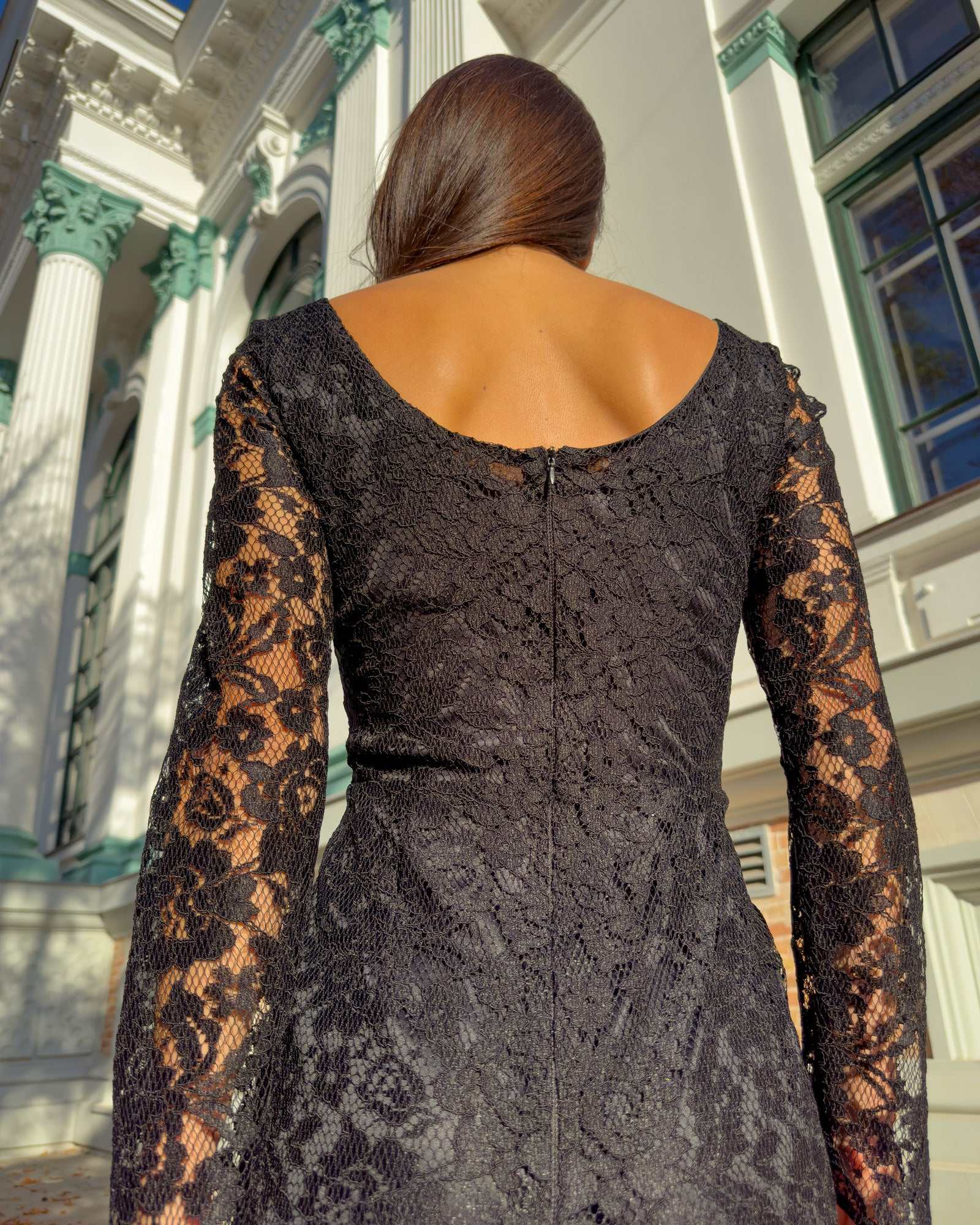 Rochie neagra din dantelă cu mâneci lungi ajustată pe corp, vedere spate.