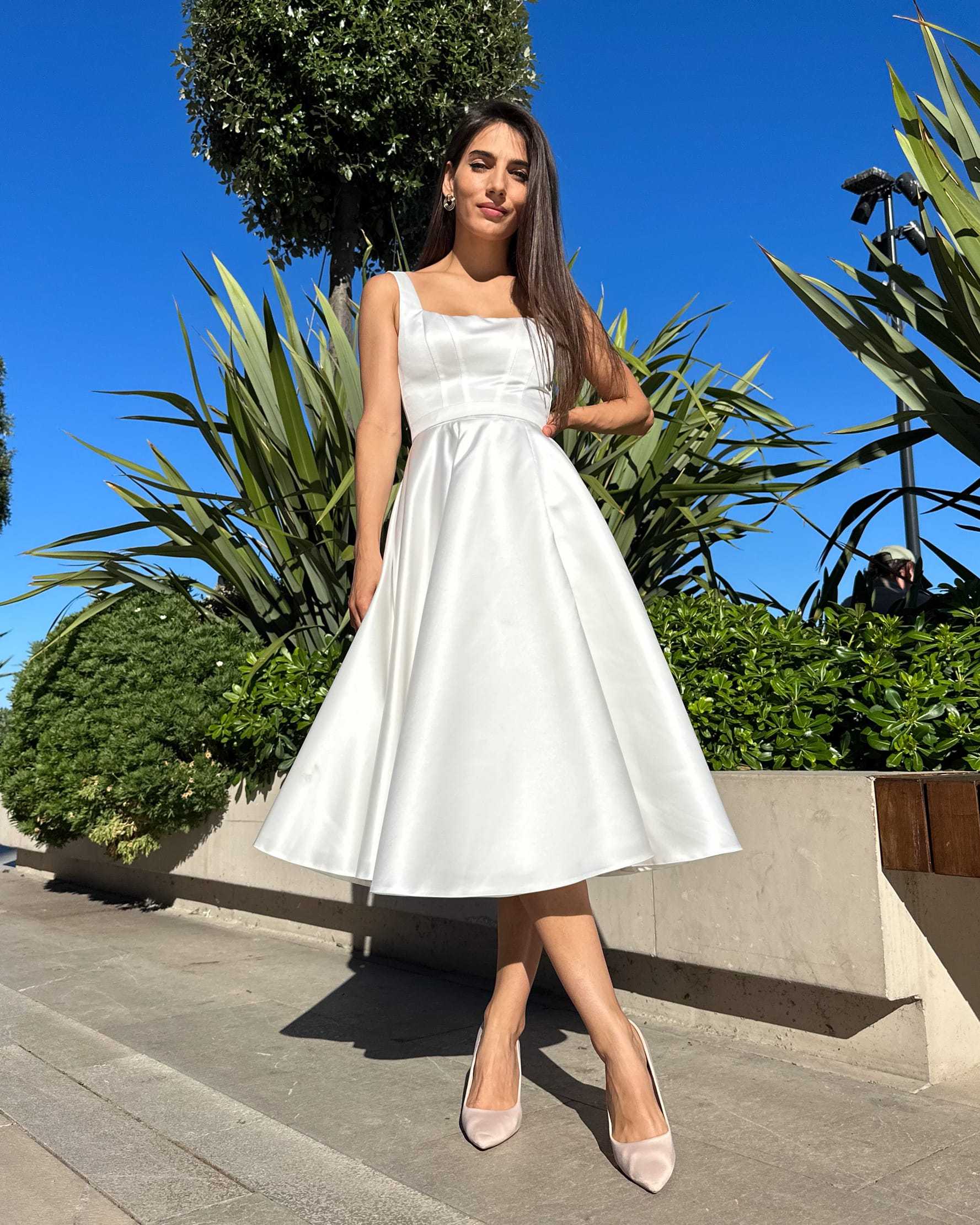 Rochie cununie civila midi albă cu șliț și decolteu, A-line, fără mâneci, din satin regal.