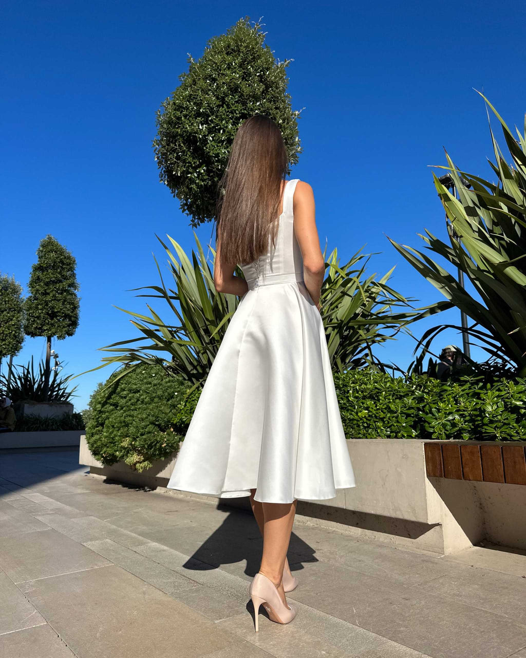 Rochie cununie civila midi alba din satin cu slit si decolteu, croiala A-line, fara maneci.