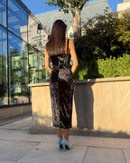 Rochie catifea neagră din catifea cu slit, elegantă, lungime 120 cm, decolteu și cupe, sistem de închidere cu fermoar, captușită.