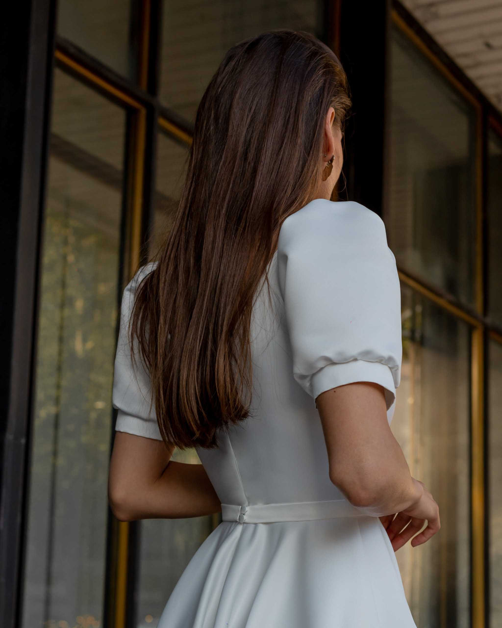 Rochie de mireasa albă din satin cu mâneci scurte și fermoar discret la spate.