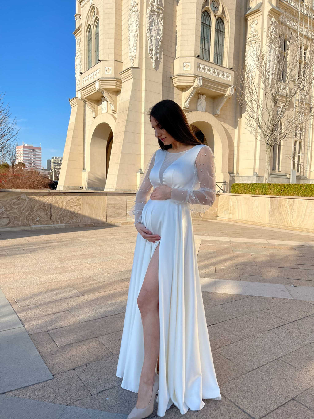 Rochie de mireasa lungă cu mâneci din tulle decorate cu perle și decolteu în V.