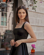 Rochie de ocazie midi scurtă cu corset și șliț elegantă din satin regal.