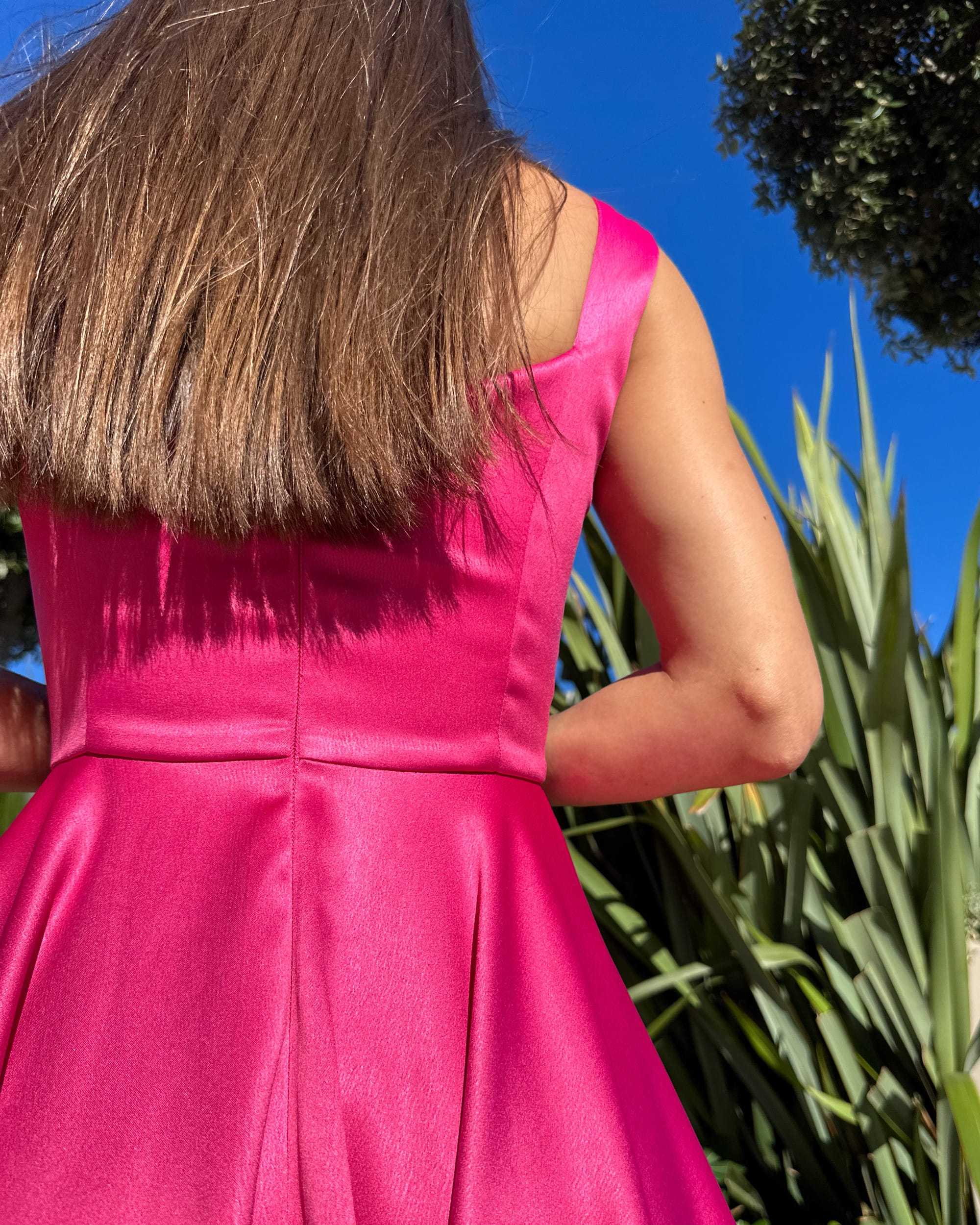 Rochie eleganta roz fără mâneci cu decolteu frumos și fermoar.