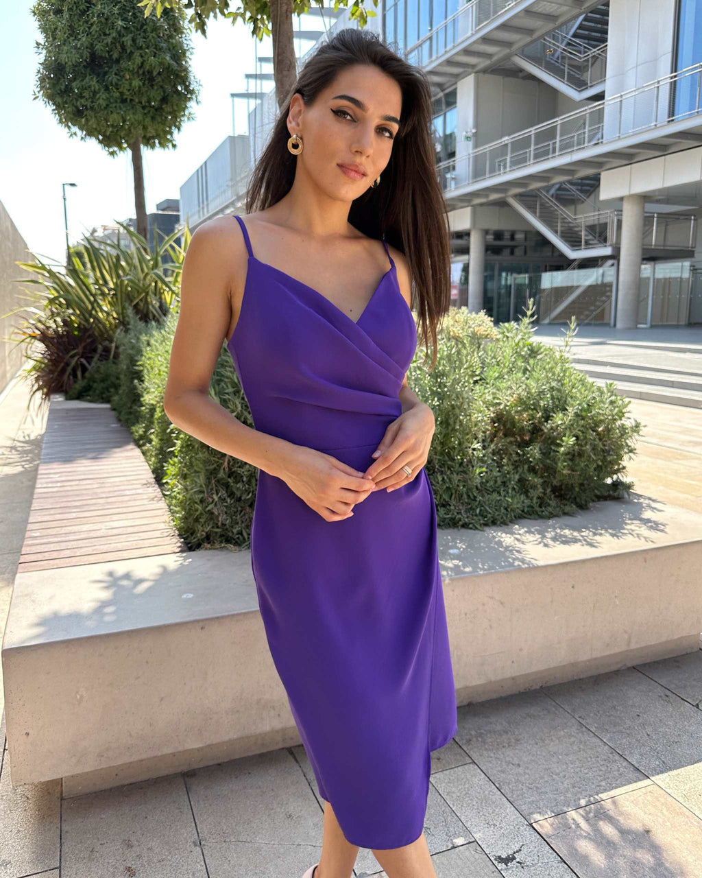 Rochie mov inchis elegantă cu bretele ajustabile, perfectă pentru evenimente speciale.