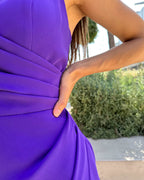 Rochie mov elegantă cu bretele ajustabile și fermoar, potrivită pentru evenimente speciale.