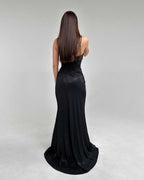 Rochie neagră elegantă cu bretele și slit, decolteu adânc și material elastic, vedere din spate.