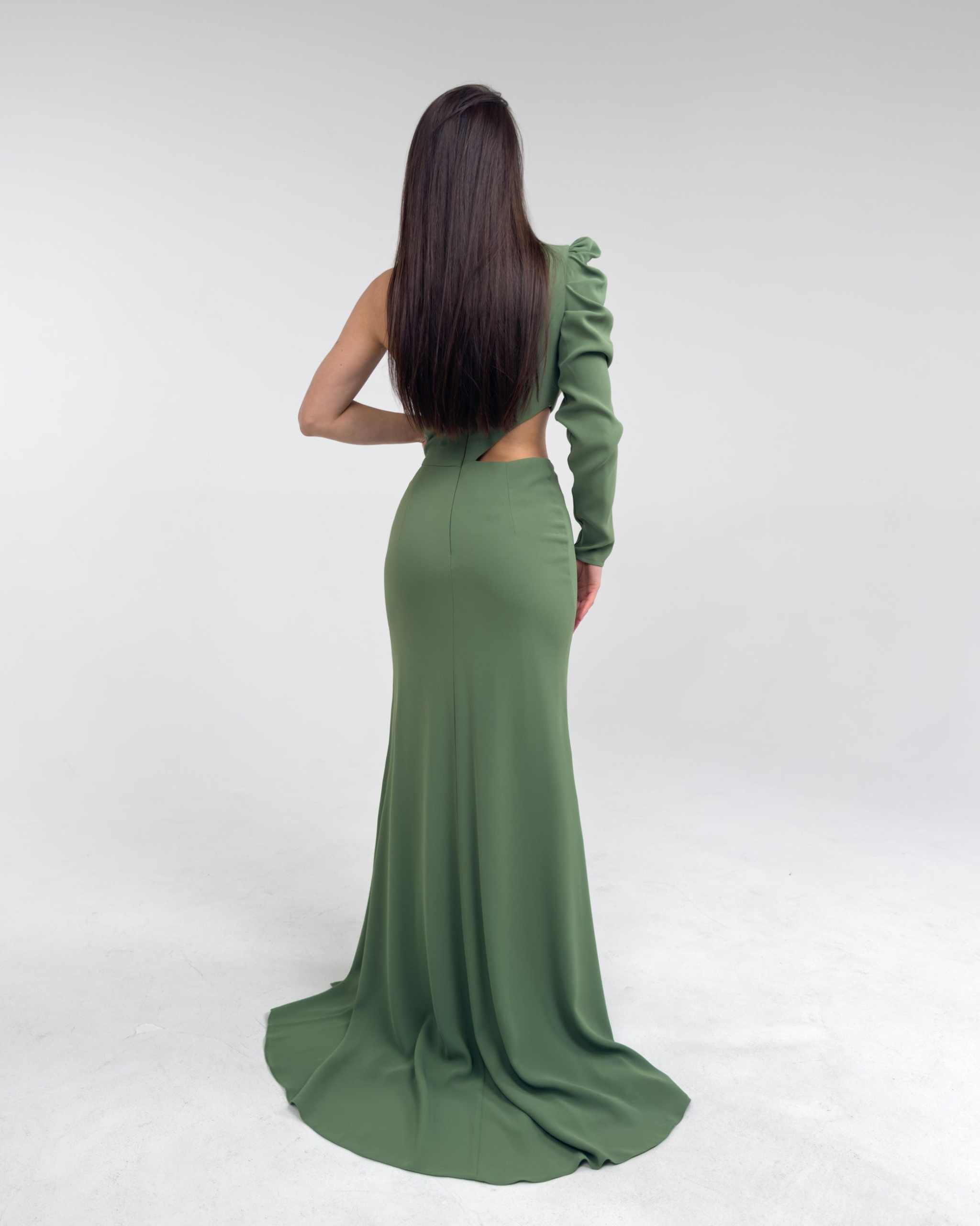 Rochie verde elegantă lungă cu o mânecă și șliț, vedere din spate.