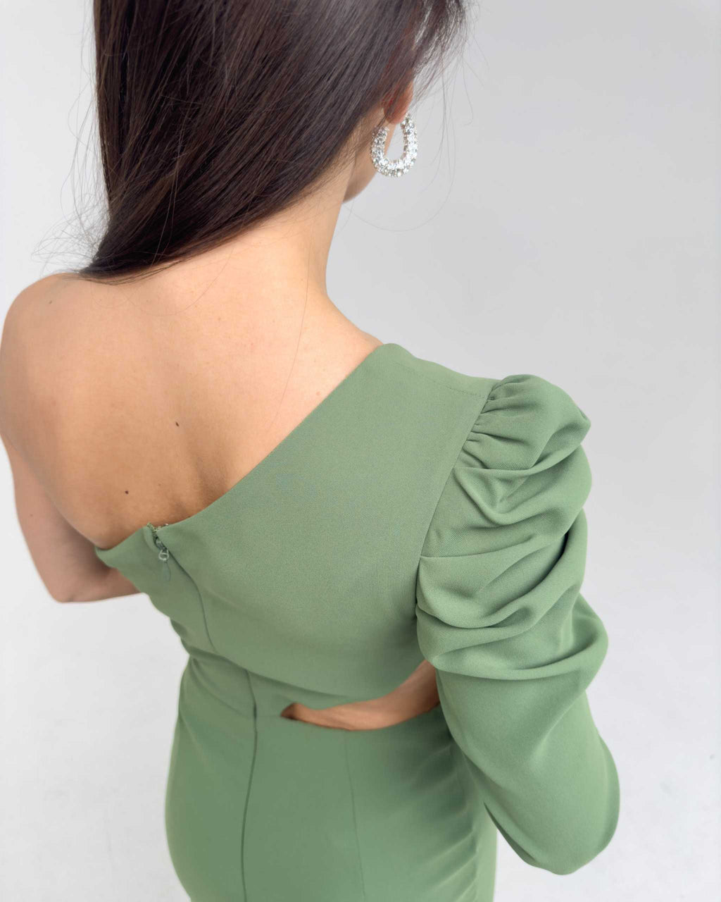 Rochie verde elegantă lungă cu o mânecă, decolteu pe un umăr, șliț seducător.