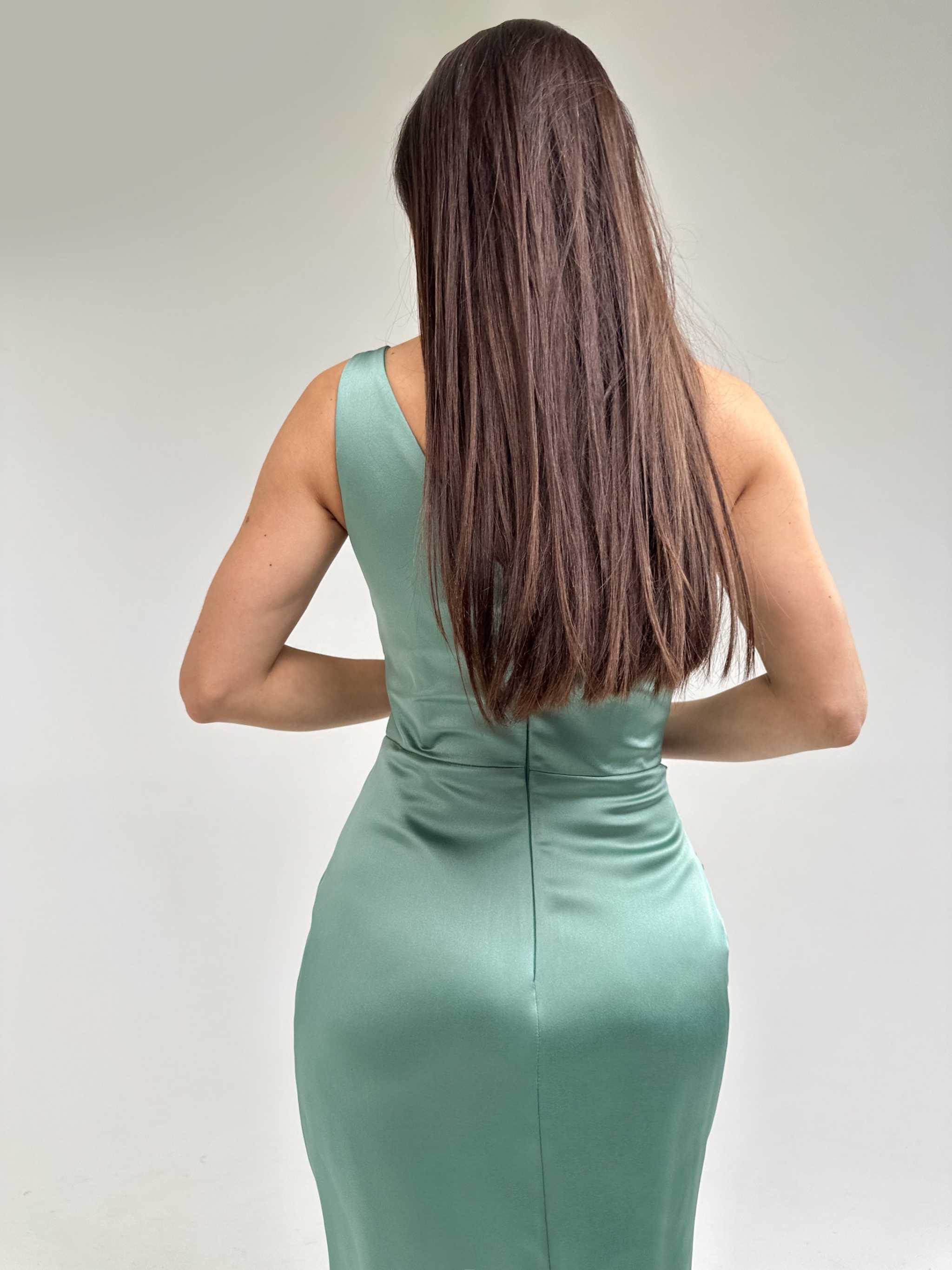 Rochie midi verde elegantă asimetrică din satin, cu corset și fermoar la spate.