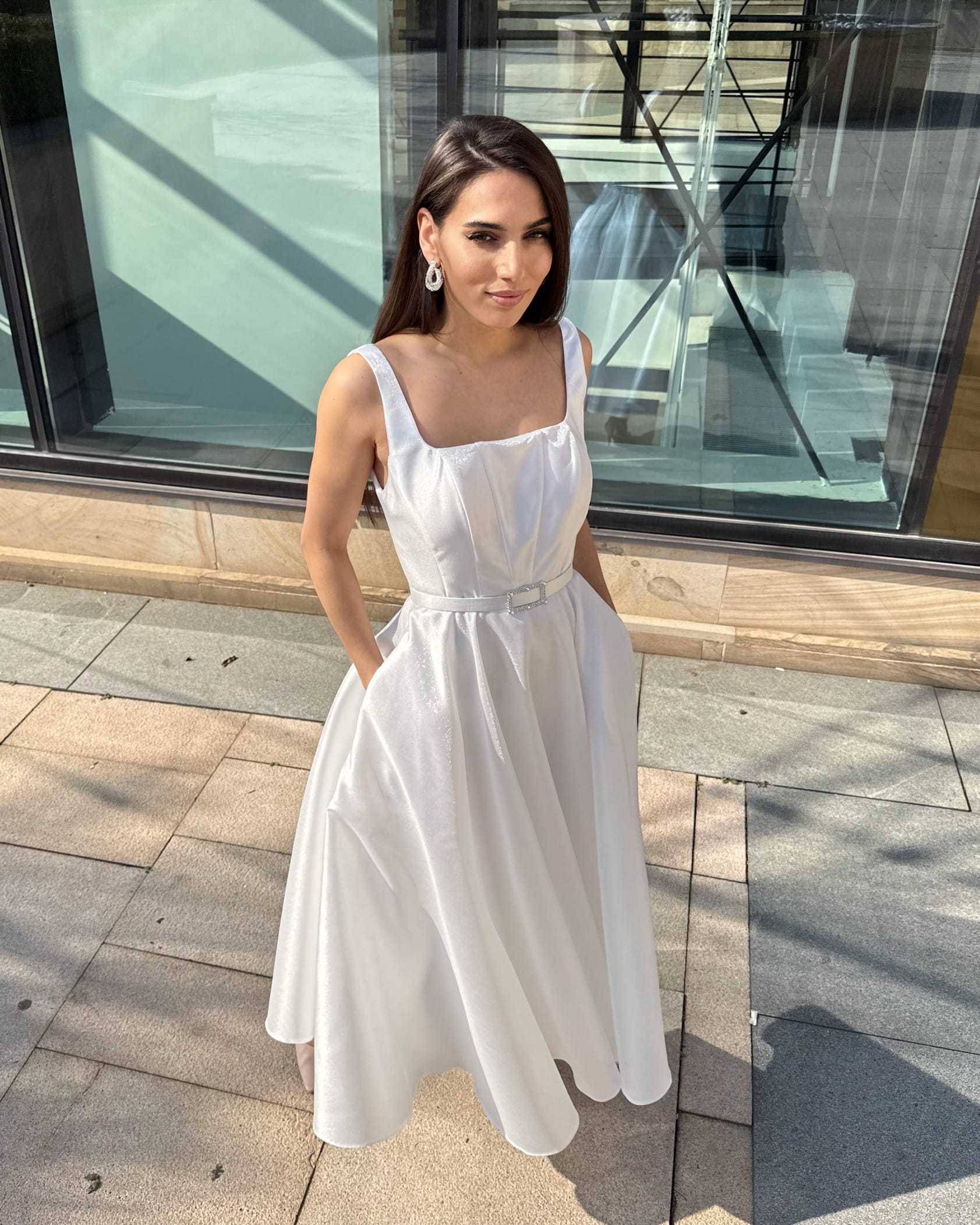 Rochie de mireasa albă cu buzunare, lungime midi 110 cm, centură talie, cupe integrate, design modern.