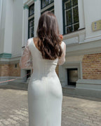 Rochie cununie civila albă cu mâneci din dantelă și slit lateral, vedere spate.