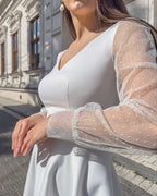 Rochie alba eleganta midi elegantă pentru cununie civilă cu mâneci din dantelă și decolteu în V.