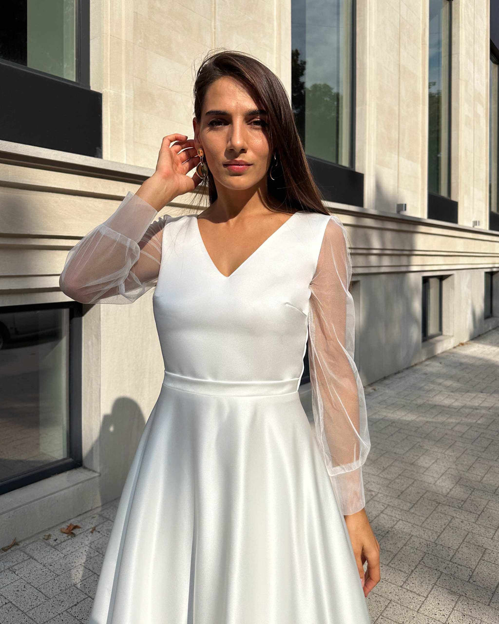 Rochie cununie civila, mâneci lungi transparente și centură fixă.