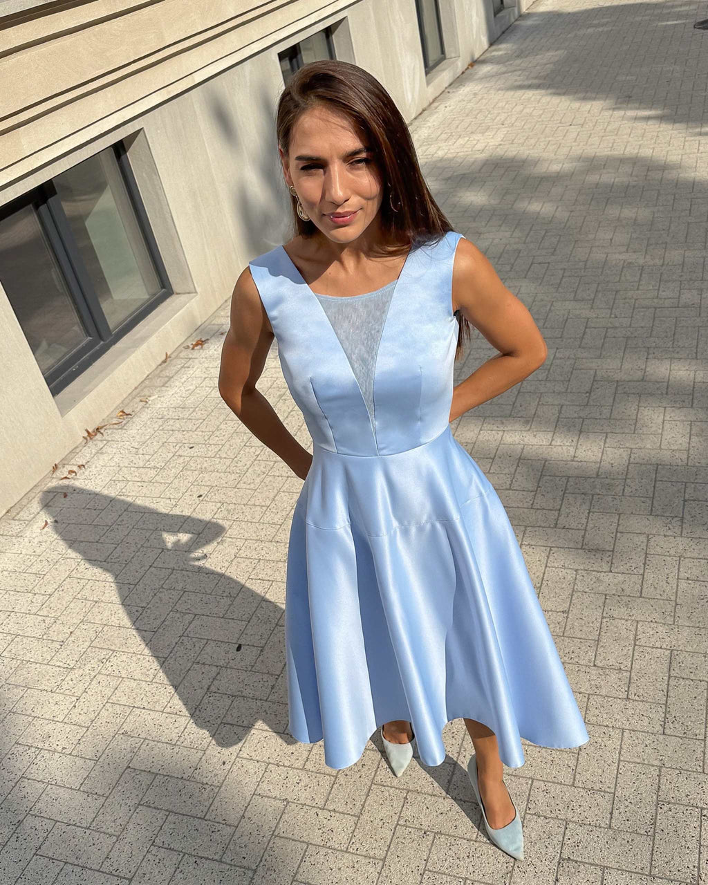 rochie albastră midi cu decolteu semitransparent elegantă pentru evenimente speciale