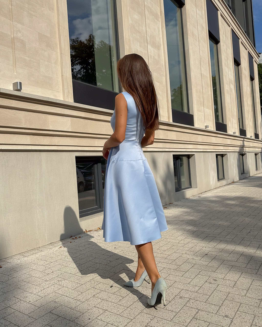 Rochie albastră midi elegantă cu decolteu semitransparent și croială rafinată, ideală pentru evenimente speciale.