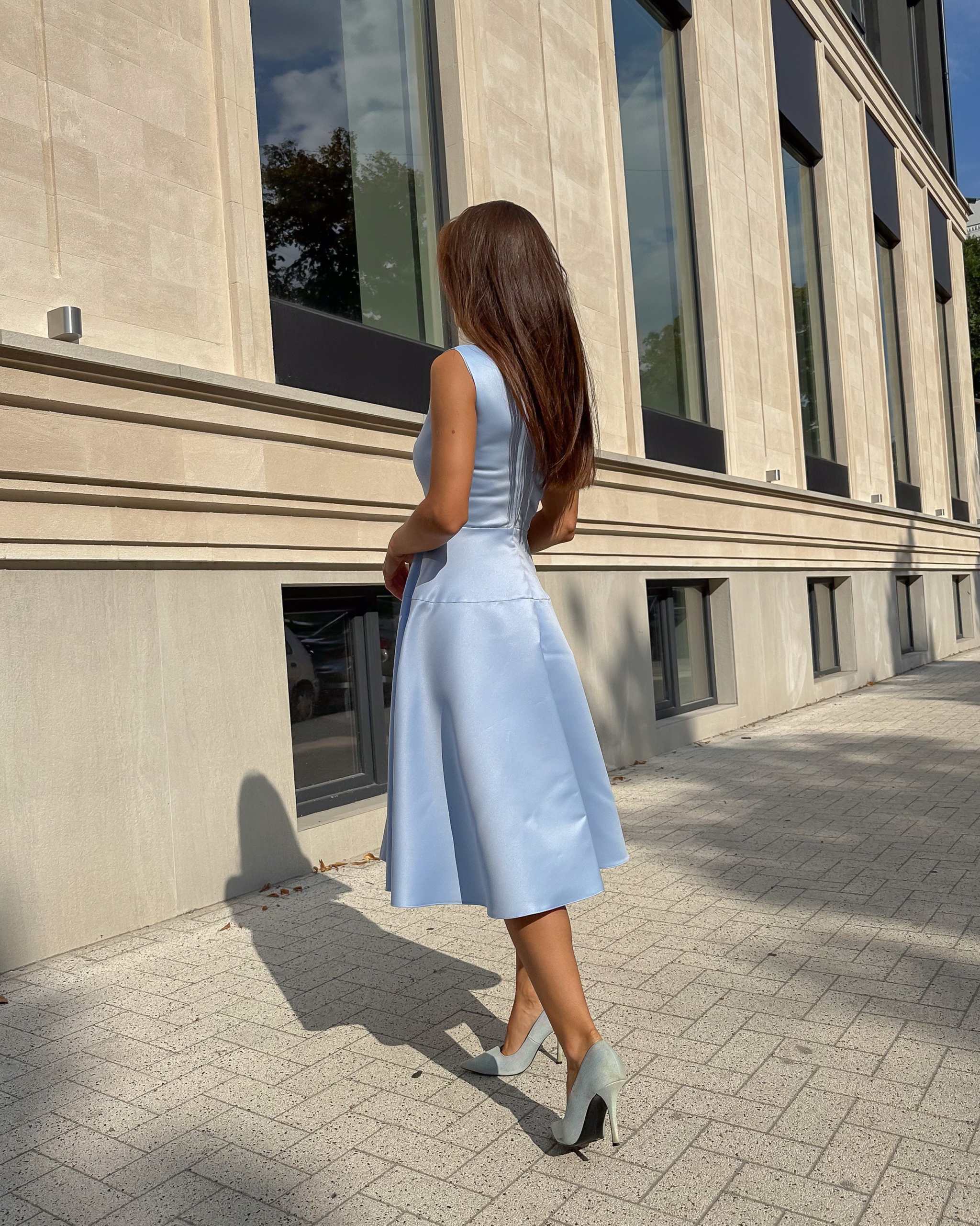 Rochie albastră midi elegantă cu decolteu semitransparent și croială rafinată, ideală pentru evenimente speciale.