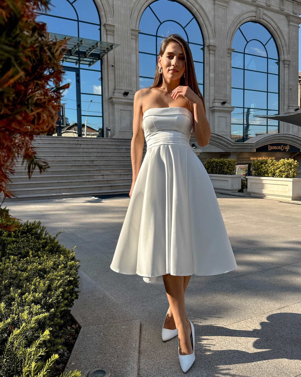 Rochie eleganta midi cu corset pentru cununie civilă, design sofisticat, detalii elegante, accentuare talie, fenta discretă, închidere fermoar spate, confortabilă.