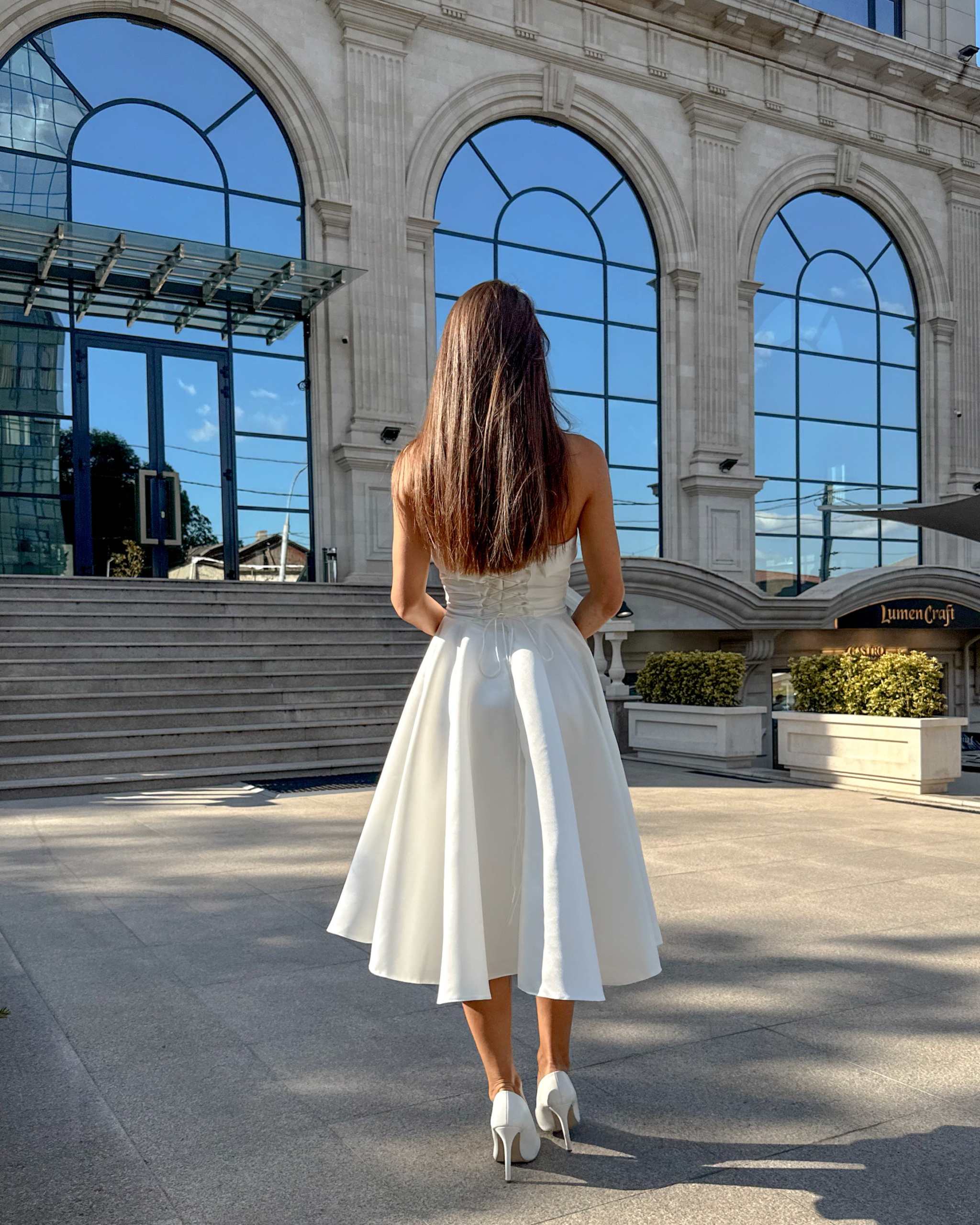 Rochie eleganta midi cununie civilă cu corset, elegantă și sofisticată, vedere din spate.