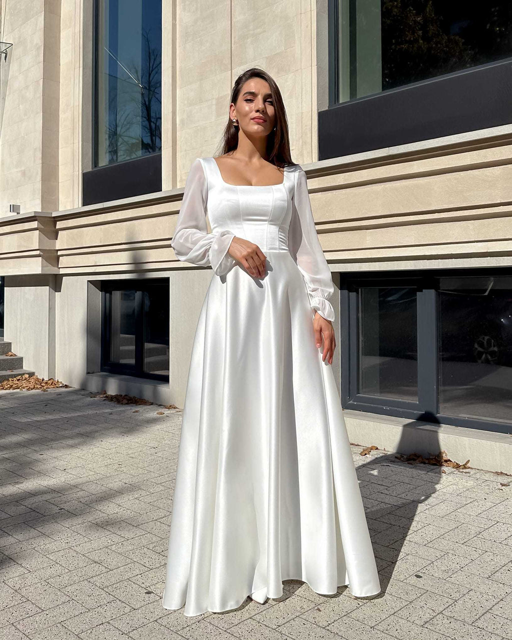 Rochie de mireasa lunga cu corset, maneci semitransparente, decolteu elegant, pentru nunta.