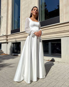 Rochie de mireasa lungă cu corset și mâneci semitransparente, perfectă pentru nuntă elegantă.