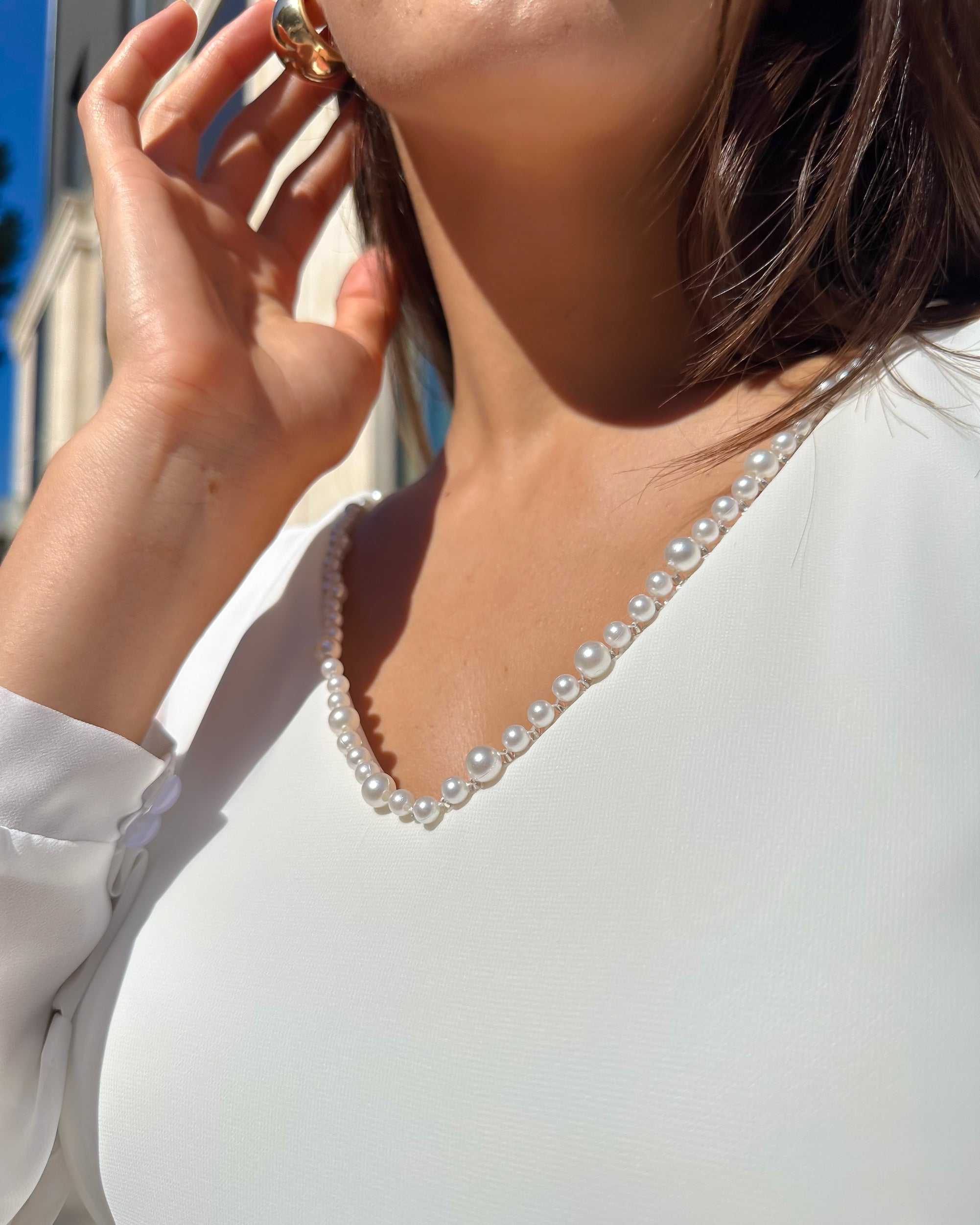 Rochie cununie civila midi cu mâneci lungi și decolteu cu perle, potrivită pentru cununie civilă.