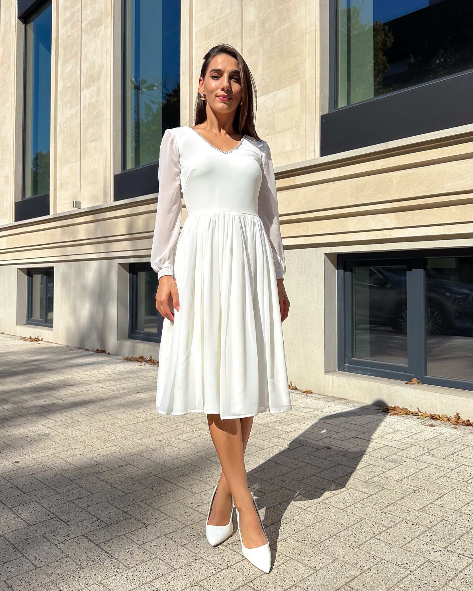 Rochie cununie civila midi cu mâneci lungi, decolteu elegant și design evazat.