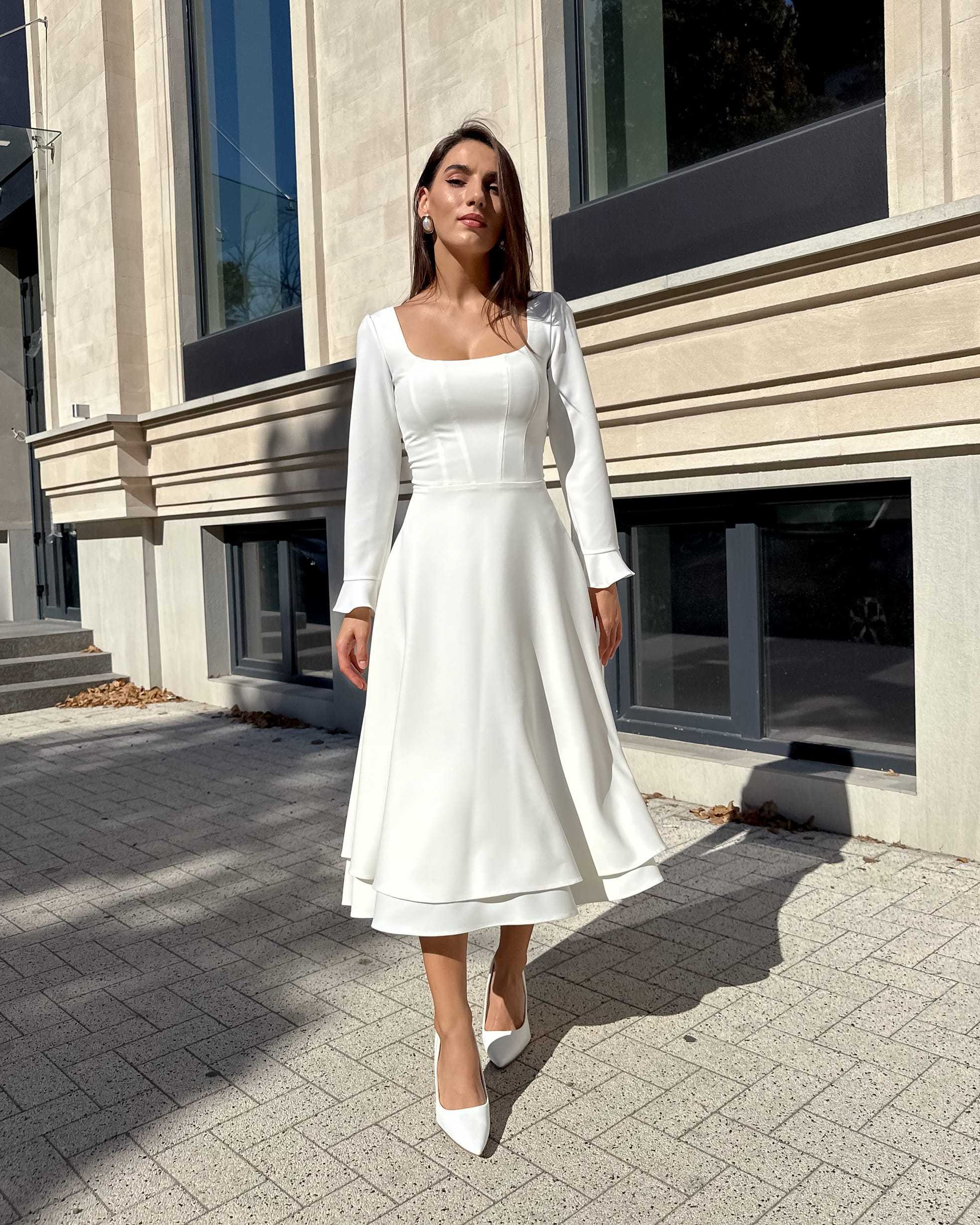 Rochie cununie civila cu mâneci lungi și decolteu, ideală pentru cununie.