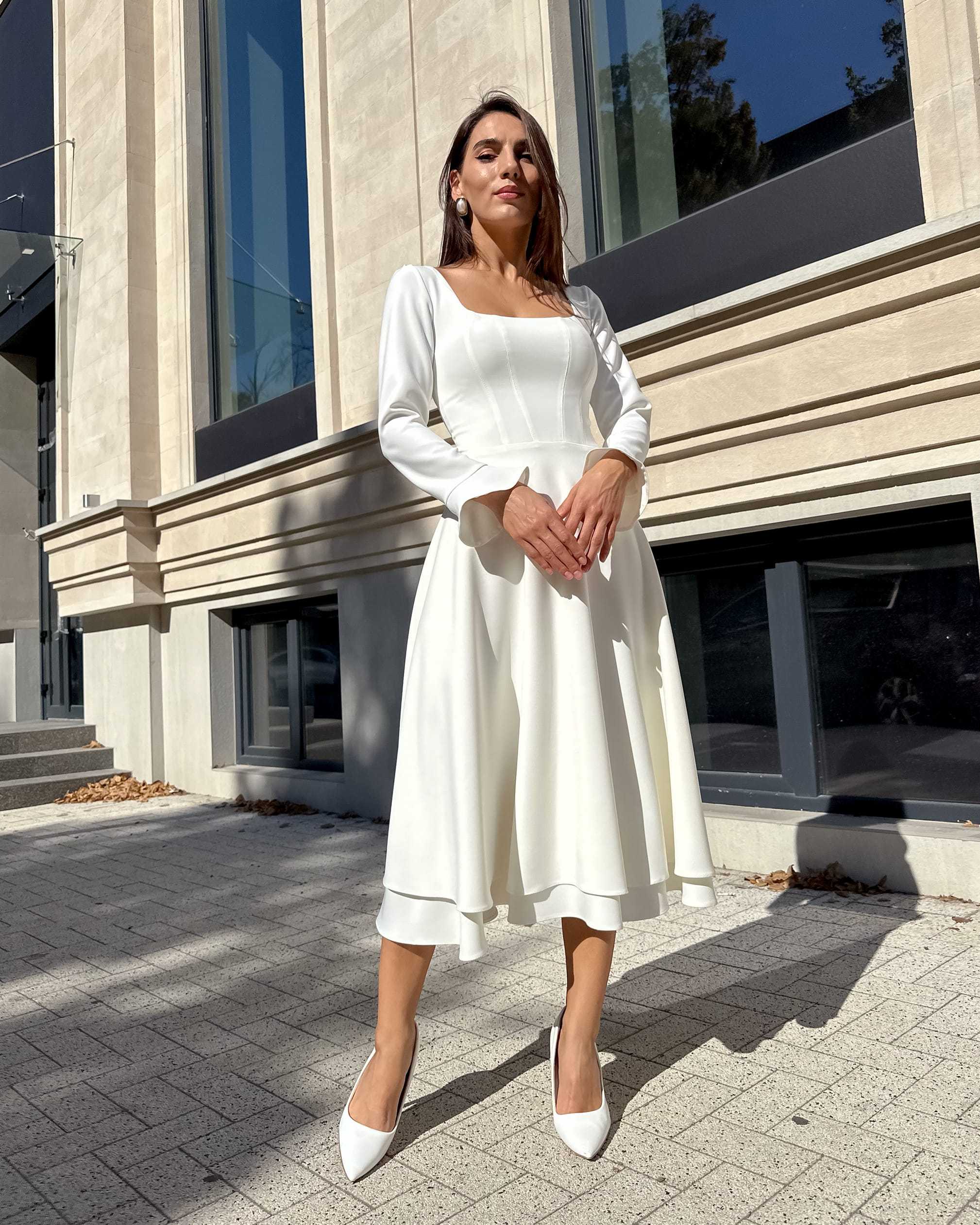 Rochie cununie civila evazată cu mâneci lungi și decolteu elegant, ideală pentru evenimente speciale.