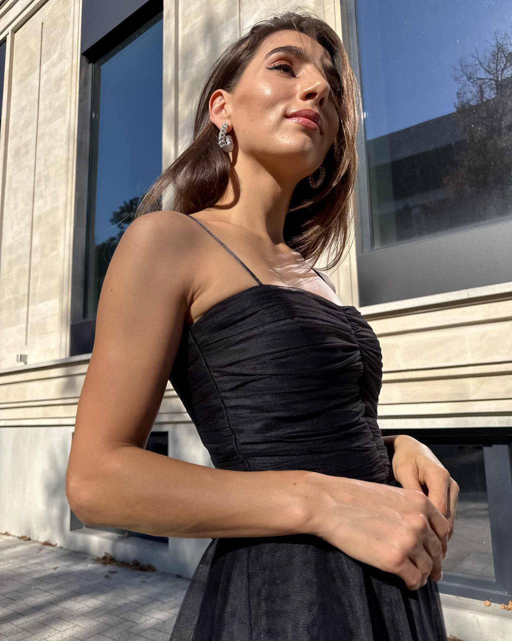 Rochie cu corset neagră midi cu corset drapat și bretele subțiri, stil elegant.