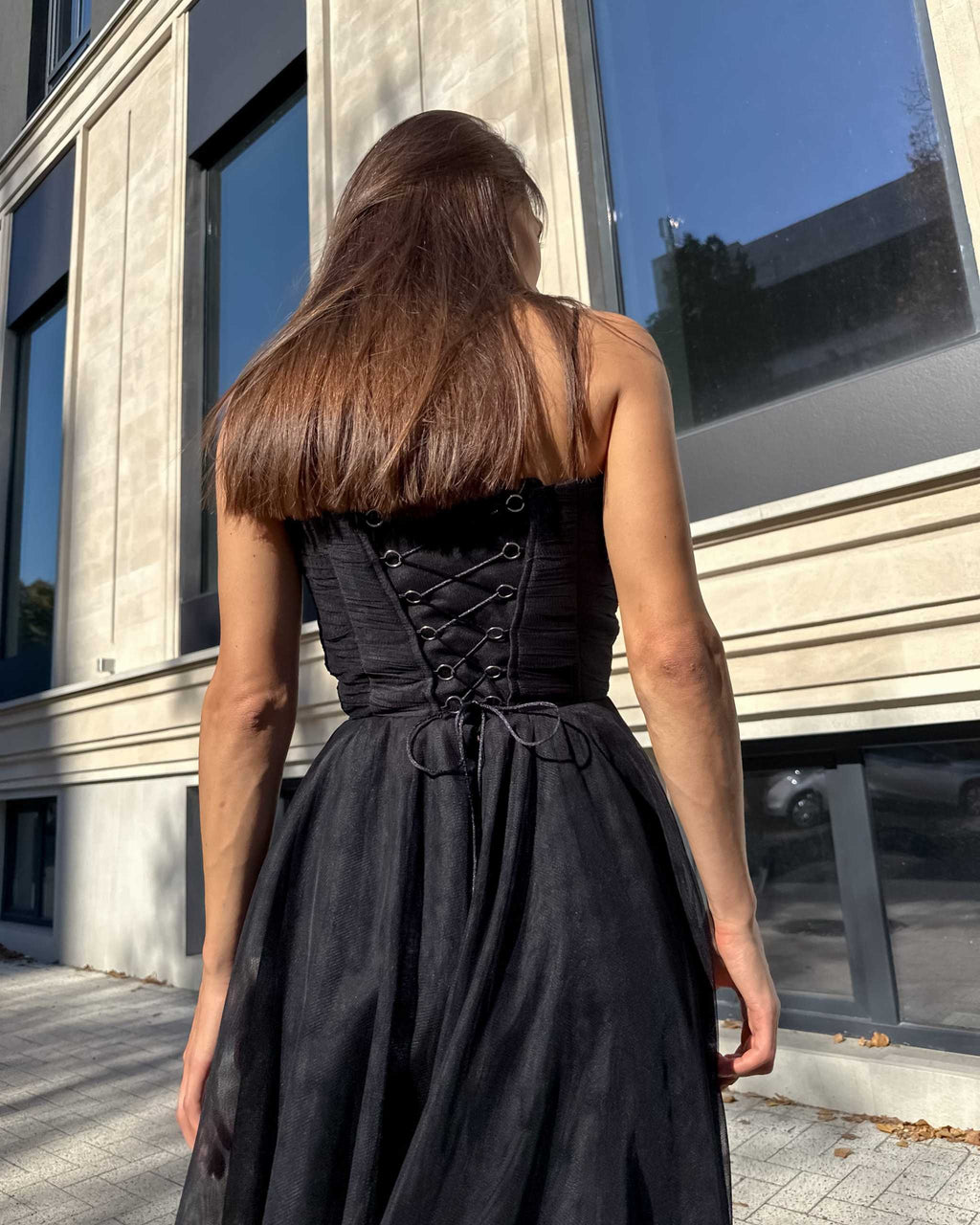 Rochie cu corset neagră midi cu corset drapat și bretele, vedere din spate.