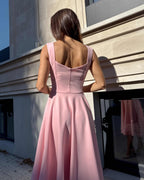 Rochie roz eleganta roz midi cu decolteu, material elastic, vedere din spate.