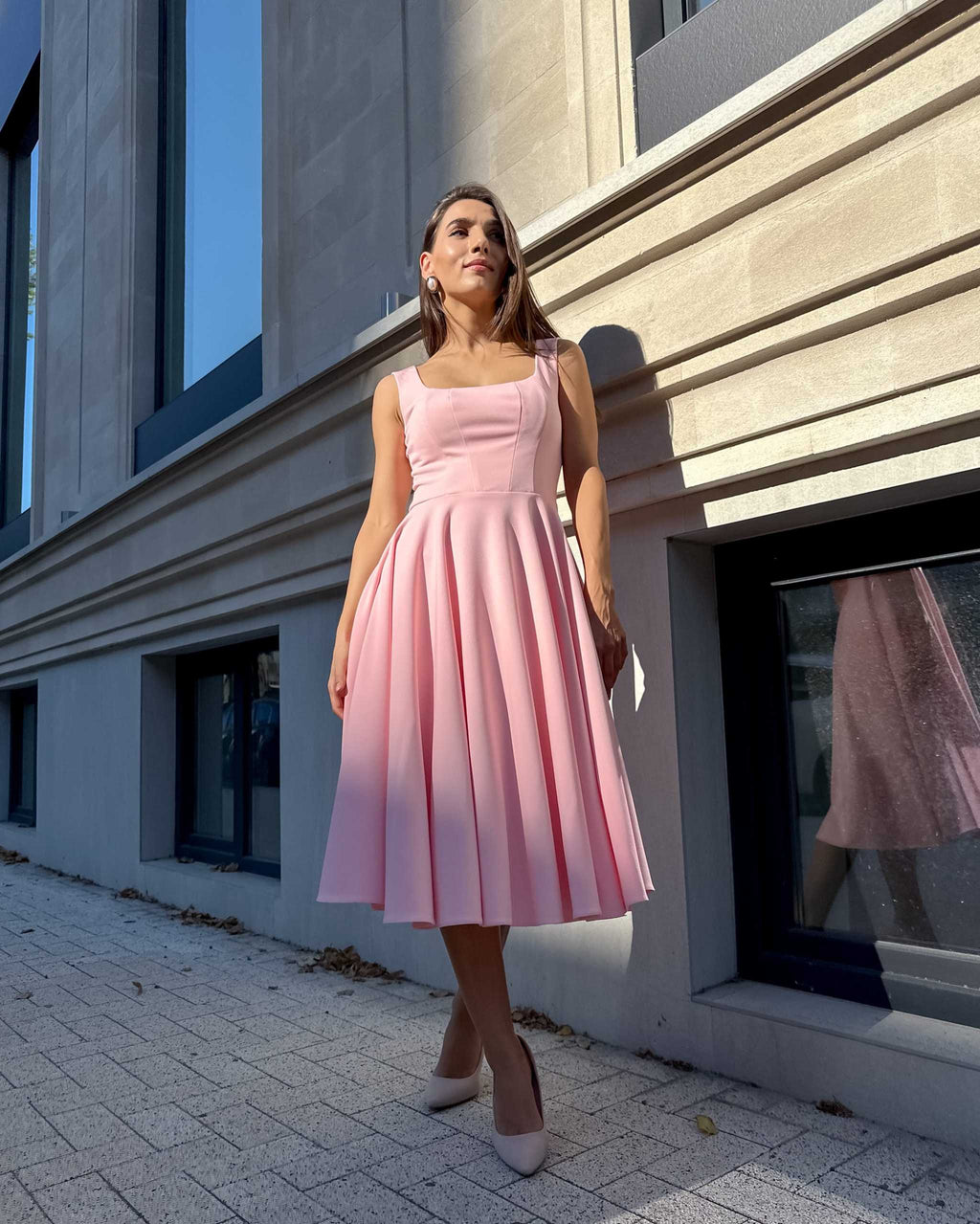 Rochie roz eleganta roz midi cu decolteu, material elastic, lungime 110 cm.