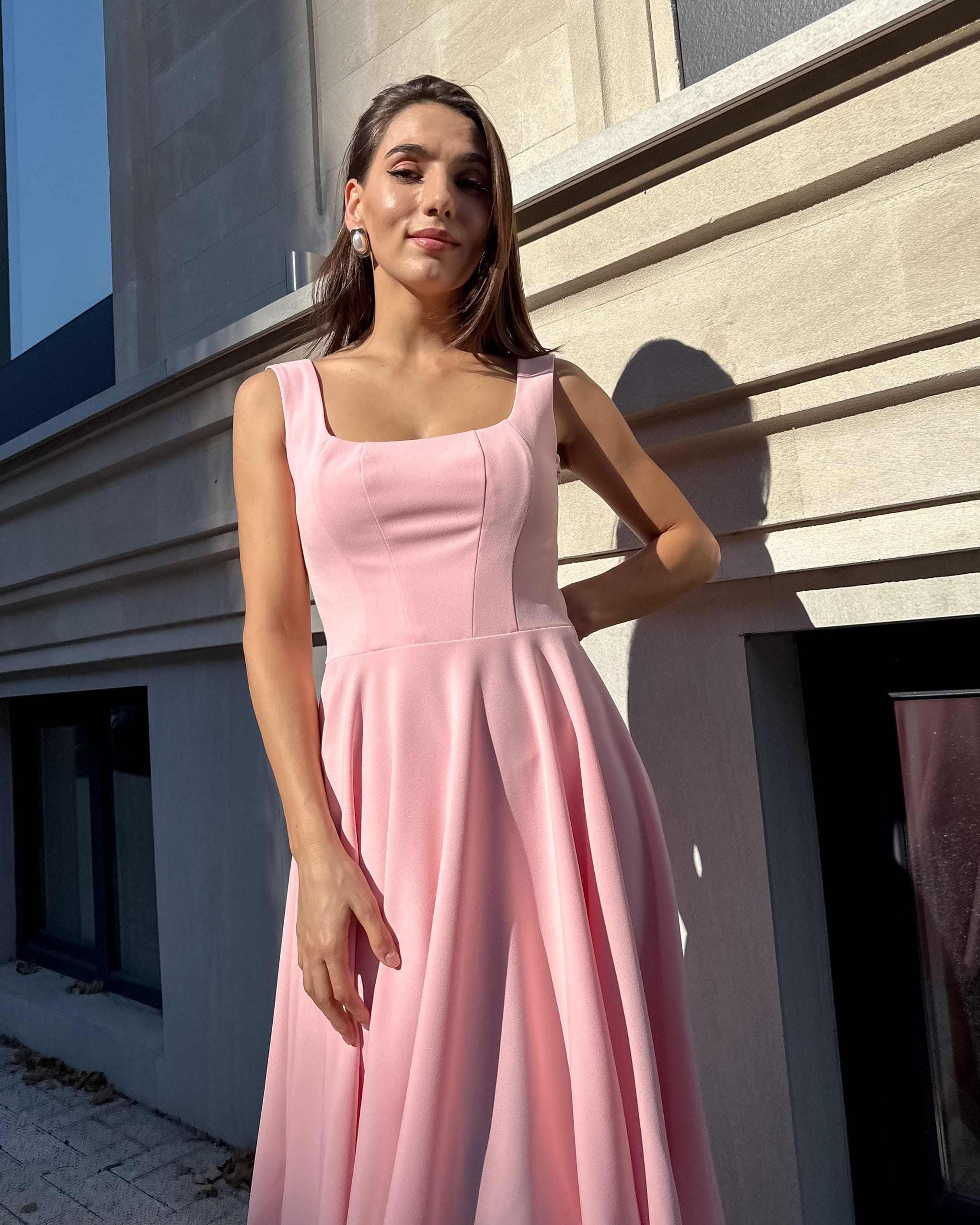 Rochie roz eleganta roz midi cu decolteu și fermoar lateral.