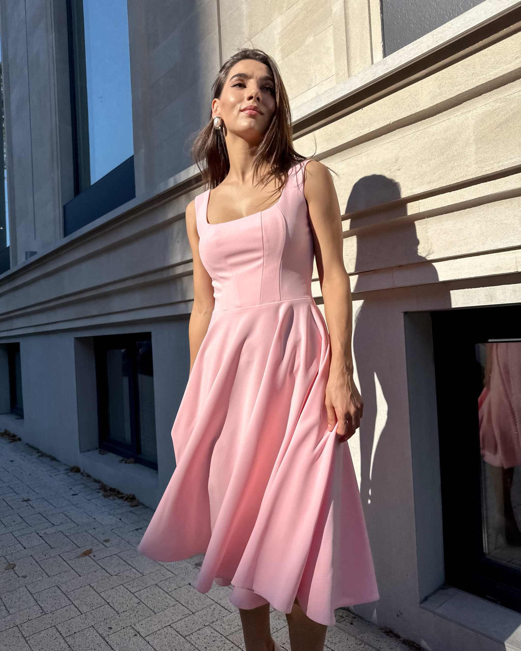 Rochie roz eleganta roz midi cu decolteu și fermoar lateral.