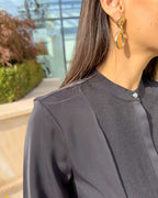 Bluza dama neagra cu guler din satin, detaliu decorativ, nasturi la bust.