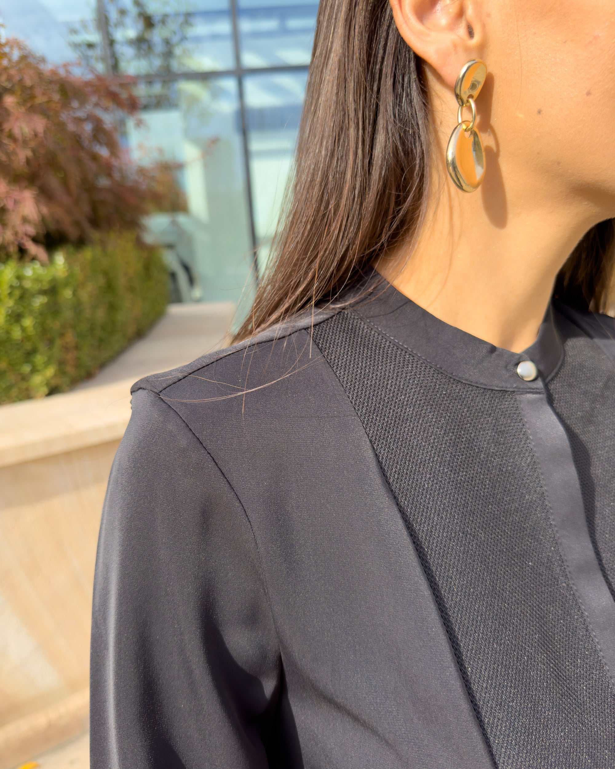 Bluza dama neagra cu guler din satin, detaliu decorativ, nasturi la bust.