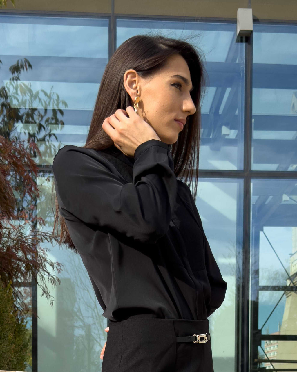 Bluza dama neagra cu guler din satin, maneci lungi, detaliu decorativ.