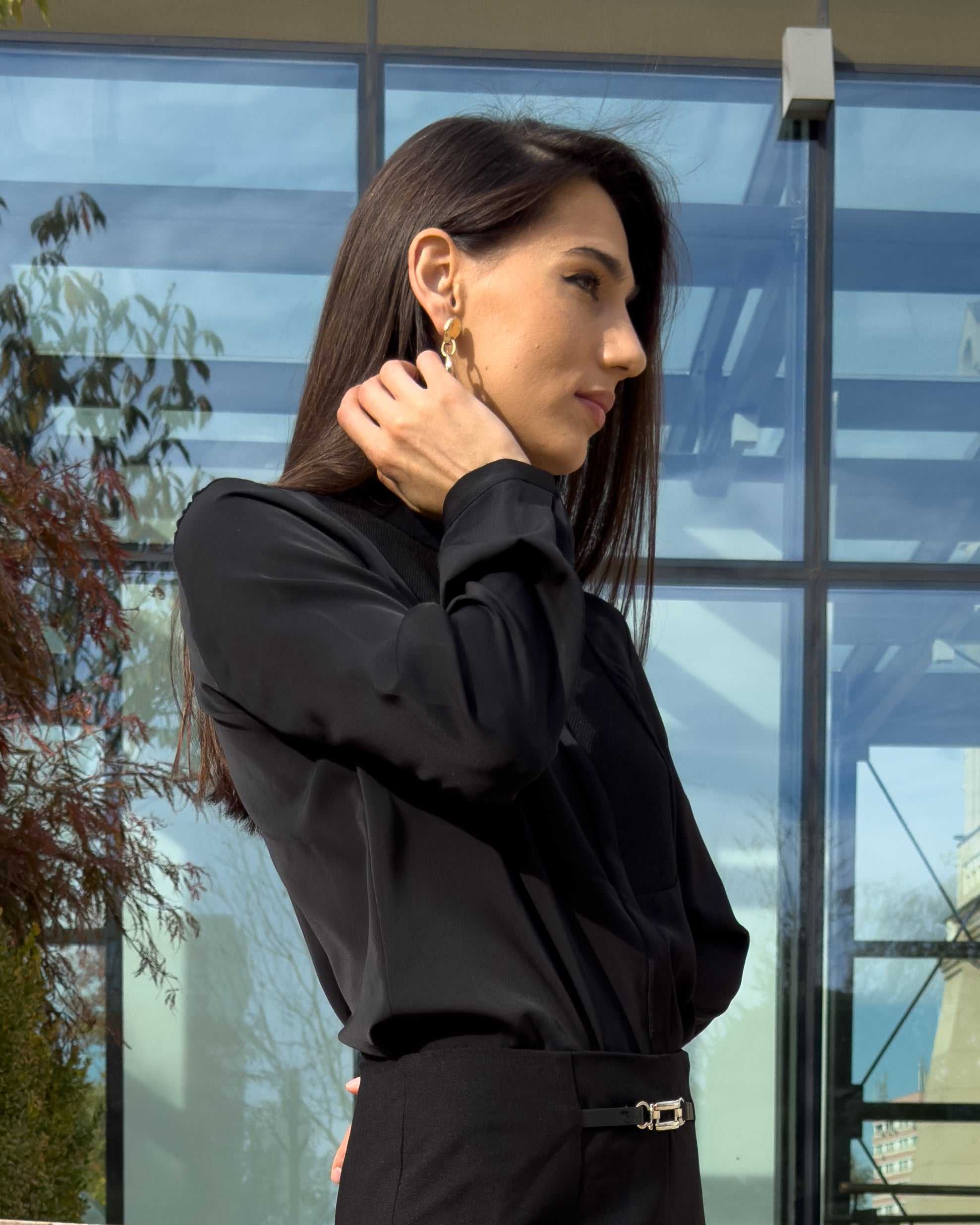 Bluza dama neagra cu guler din satin, maneci lungi, detaliu decorativ.