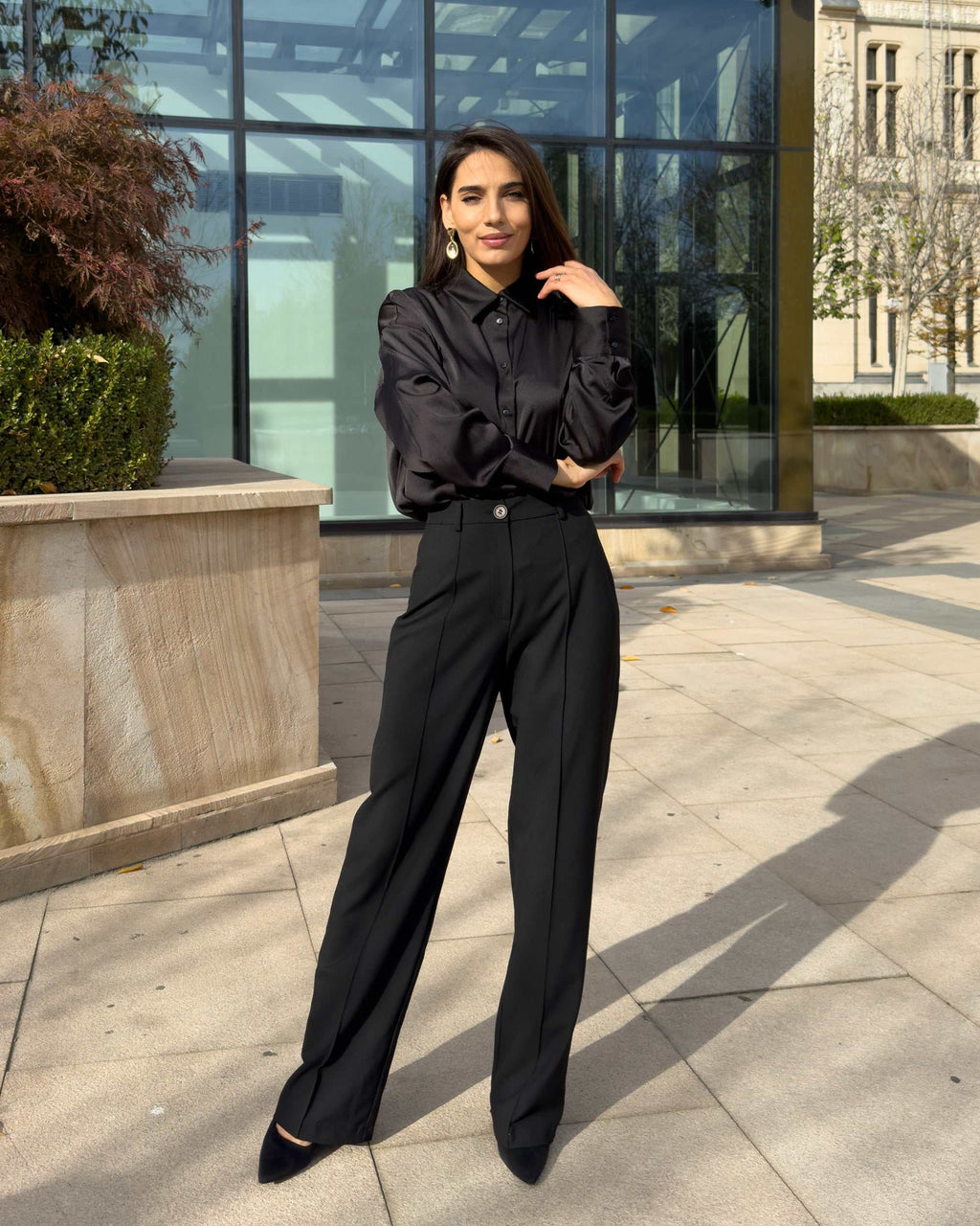 Pantaloni dama clasici drepți damă cu talie înaltă și închidere cu nasture și fermoar, potriviți pentru birou.