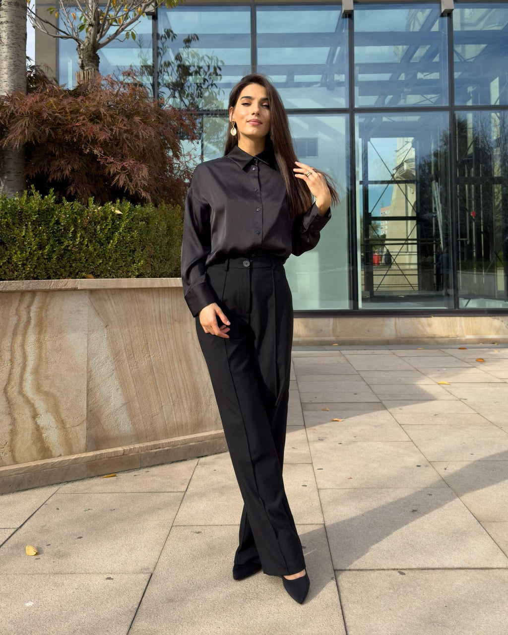 Pantaloni dama clasici drepți damă, talie înaltă, fără buzunare, nasture și fermoar.