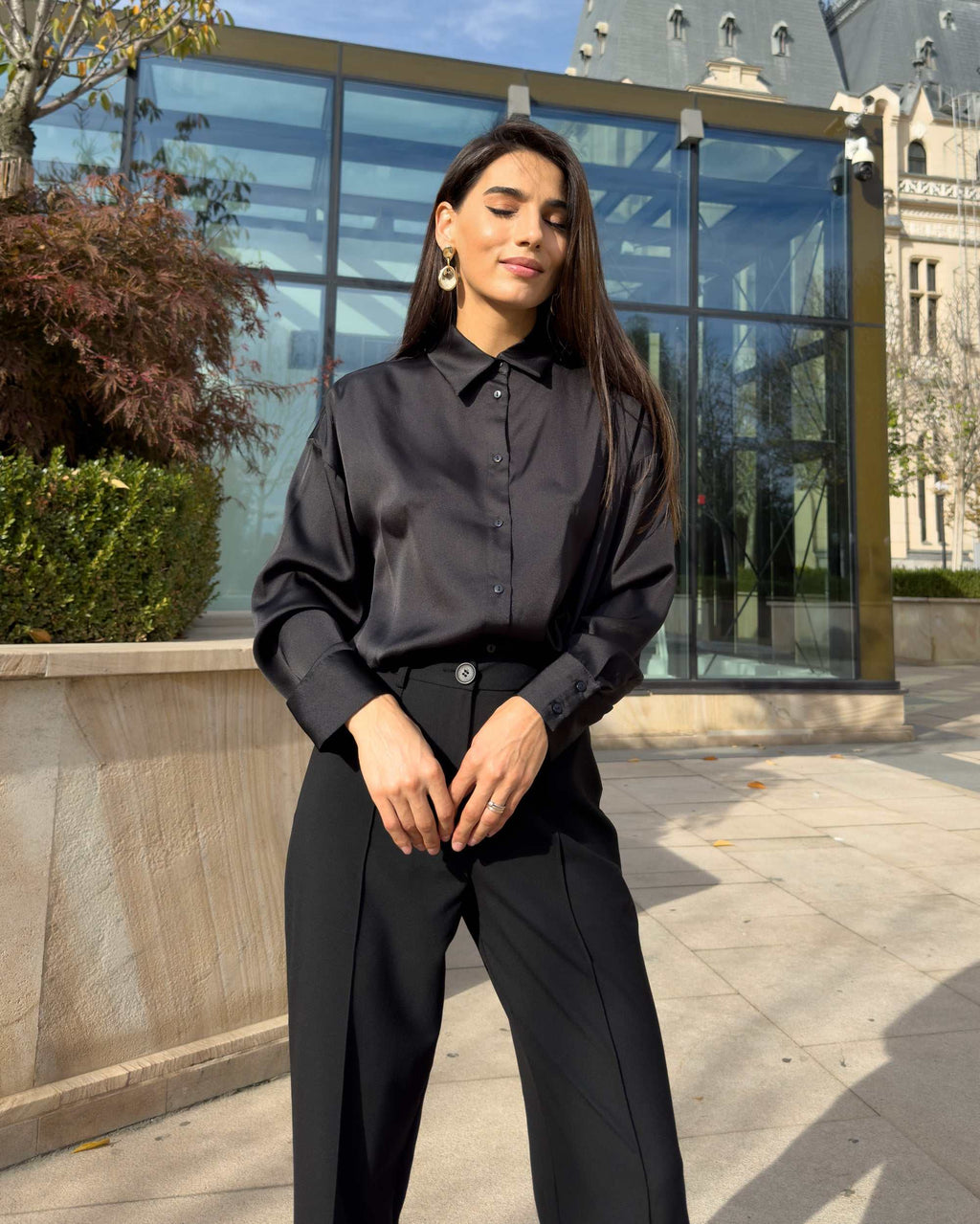 Pantaloni dama clasici drepti dama cu talie inalta si croi drept, potriviti pentru birou.