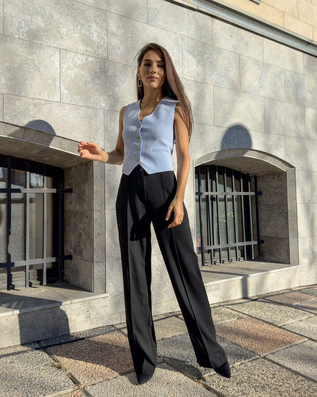 Vesta dama albastra cu croi cambrat, decolteu in V adanc si inchidere cu nasturi.