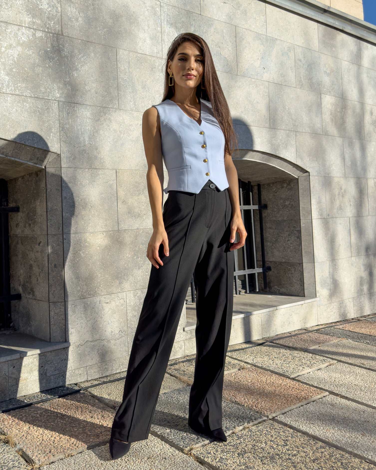 Vesta damă albastră croi cambrat, decolteu în V, nasturi, și buzunare ascunse.