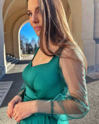 Rochie lunga verde smarald din satin cu mâneci transparente și decolteu pătrat elegant