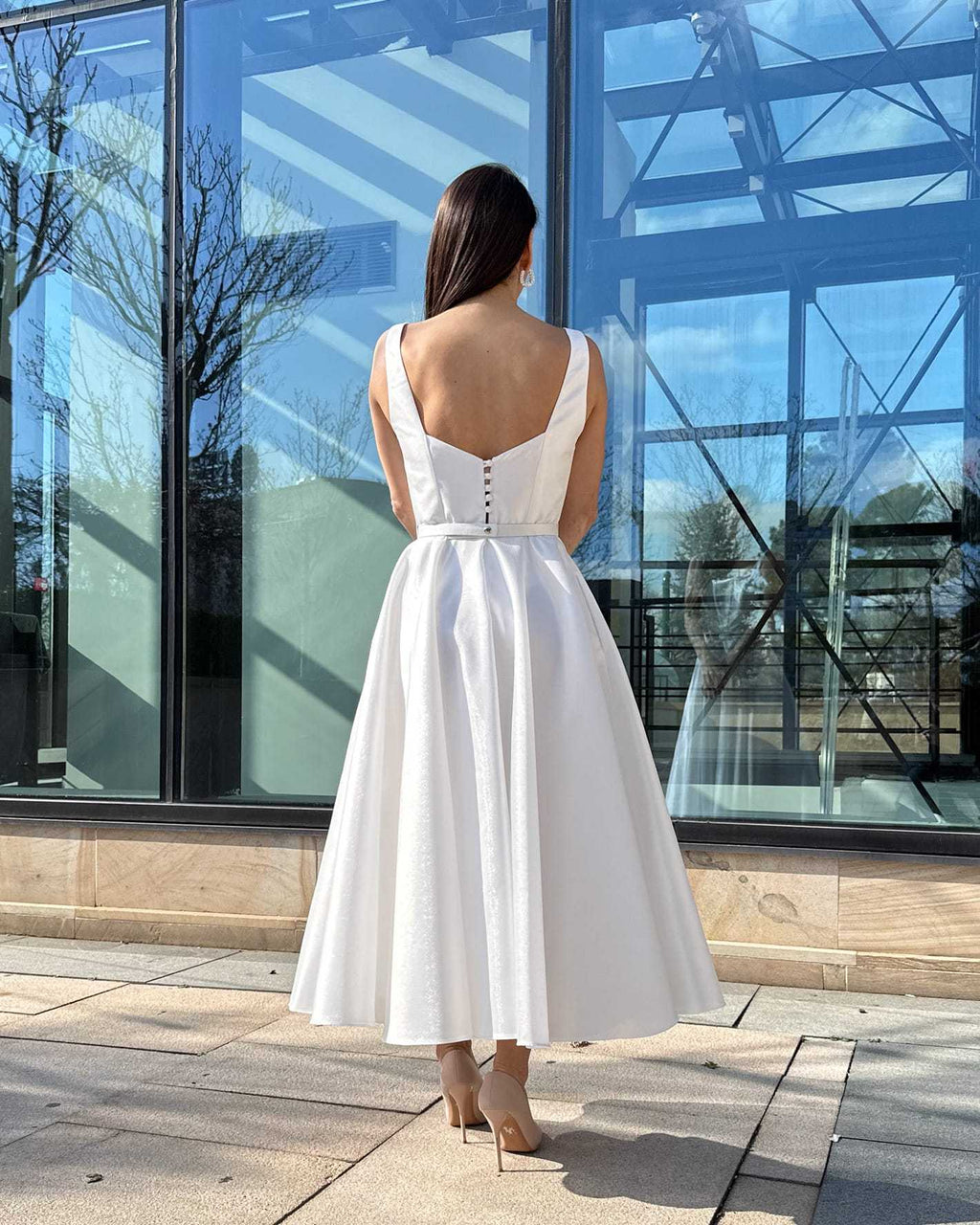 Rochie de mireasa cu buzunare, albă, eleganță modernă, lungime midi, centură talie, cupe integrate, închidere nasturi.